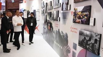 Presiden Joko Widodo (kedua kiri) meninjau pameran Ideafest 2018 di JCC, Senayan, Jakarta, Jumat (26/10). [ANTARA FOTO/Puspa Perwitasari]