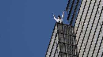 Pendaki Prancis Alain Robert, yang juga dikenal sebagai "Spider-Man", memanjat bagian Menara Heron di distrik keuangan London, Inggris, Kamis (25/10). [AFP/Daniel LEAL-OLIVAS]