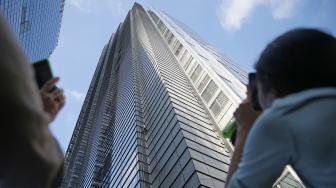 Pendaki Prancis Alain Robert, yang juga dikenal sebagai "Spider-Man", memanjat bagian Menara Heron di distrik keuangan London, Inggris, Kamis (25/10). [AFP/Daniel LEAL-OLIVAS]