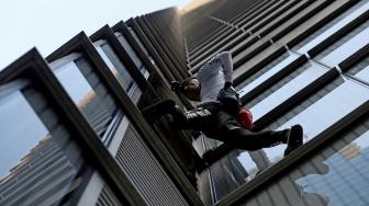 Pendaki Prancis Alain Robert, yang juga dikenal sebagai "Spider-Man", memanjat bagian Menara Heron di distrik keuangan London, Inggris, Kamis (25/10). [AFP/Daniel LEAL-OLIVAS]