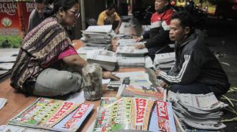 Suasana agen koran yang mendistribusikan Tabloid Olahraga Bola edisi terakhir di kawasan Duren Sawit, Jakarta, Jumat (26/10). (Suara.com Fakhri Hermansyah)