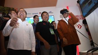 Presiden Joko Widodo (kanan) didampingi Mensesneg Pratikno (kiri) dan Dirut Telkomsel Ririek Adriansyah (kedua kanan) menjajal Oculus virtula reality saat meninjau pameran Ideafest 2018 di JCC, Senayan, Jakarta, Jumat (26/10). [ANTARA FOTO/Puspa Perwitasari]
