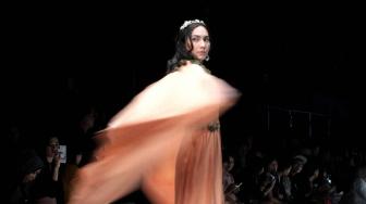 Model saat menampilkan karya desainer muda Italian Fashion School pada acara Jakarta Fashion Week (JFW) Senayan, Jakarta Pusat, Jum'at (26/10). (Suara.com/Fakhri Hermansyah)