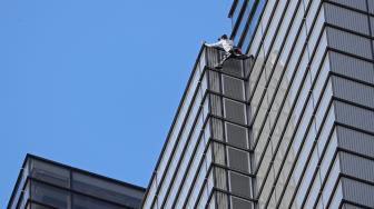 Pendaki Prancis Alain Robert, yang juga dikenal sebagai "Spider-Man", memanjat bagian Menara Heron di distrik keuangan London, Inggris, Kamis (25/10). [AFP/Daniel LEAL-OLIVAS]