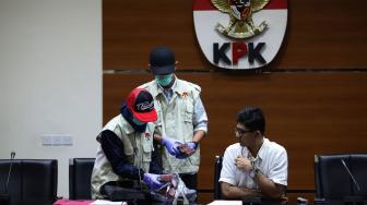 Wakil Ketua KPK Laode M Syarif menyaksikan penyidik KPK menunjukan barang bukti uang hasil operasi tangkap tangan (OTT) angggota DPRD Kalimantan Tengah (Kalteng) di Jakarta saat konferensi pers di gedung KPK, Jakarta, Sabtu (27/10). [Suara.com/Muhaimin A Untung]