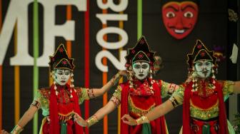 Penampilan penari dari Banjarmasin saat tampil membawakan tari topeng berjudul "Astaprana" pada International Mask Festival 2018 di Prangwedanan Mangkunegaran, Solo, Jawa Tengah, Jumat (26/10). ANTARA FOTO/Mohammad Ayudha