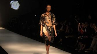 Model saat memperagakan karya desainer di show Dewi Fashion Knights pada Jakarta Fashion week 2019 di Senayan, Jakarta Pusat, Jumat (26/10).(Suara.com/Fakhri Hermansyah) 