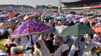 Ribuan warga Nahdliyin mengikuti Istighosah Kubro di Gelora Delta Sidoarjo, Jawa Timur, Minggu (28/10).