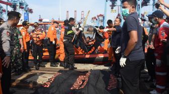 Kantong Jenazah Korban Lion Air Tiba di Pelabuhan Tanjung Priok