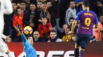 Pemain depan Barcelona Luis Suarez mencetak gol  saat pertandingan sepak bola liga Spanyol antara Barcelona dan Real Madrid di Stadion Camp Nou, Barcelona, Spanyol, Rabu (28/10). [AFP/GABRIEL BOUYS