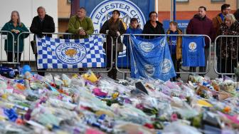 Suasana di luar Stadion King Power Stadium, Leicester, Inggris, Minggu (28/10). [AFP/Ben STANSALL]