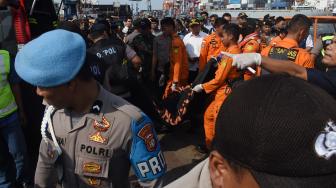 Petugas gabungan mengevakuasi jenazah awak pesawat Lion Air JT 610 di Pelabuhan Tanjung Priok, Jakarta, Senin (29/10).  [ANTARA FOTO/Indrianto Eko Suwarso]