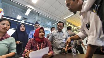 Petugas melakukan pendataan terhadap keluarga korban jatuhnya pesawat Lion Air JT-610 rute Jakarta-Pangkal Pinang berada di ruang kedatangan Bandara Depati Amir, Pangkalpinang, Bangka Belitung, Senin (29/10). [ANTARA FOTO/Roni Bayu]