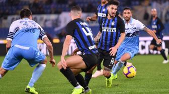 Gelandang Inter Milan Matteo Politano mencoba melewati bek Lazio saat pertandingan Serie A Liga Italia Lazio melawan Inter Milan di Stadion Olimpico, Roma, Italia, Senin (29/10). [AFP/Alberto PIZZOLI] 