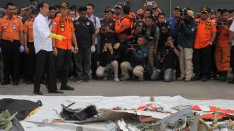 Presiden Joko Widodo bersama Kepala Basarnas Marsekal Madya Muhammad Syaugi  dan Menteri Perhubungan Budi Karya Sumadi saat melihat puing-puing pesawat Lion Air JT-610 di Pelabuhan Tanjung Priok, Jakarta, Selasa (30/10). (Suara.com/Fakhri Hermansyah)