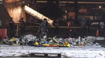 Puing-puing pesawat Lion Air JT 610 yang telah dievakuasi pascakecelakaan berada di Pelabuhan Tanjung Priok, Jakarta, Senin (29/10). [ANTARA FOTO/Hafidz Mubarak]