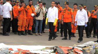 Presiden Joko Widodo bersama Kepala Basarnas Marsekal Madya Muhammad Syaugi  dan Menteri Perhubungan Budi Karya Sumadi saat melihat puing-puing pesawat Lion Air JT-610 di Pelabuhan Tanjung Priok, Jakarta, Selasa (30/10). (Suara.com/Fakhri Hermansyah)