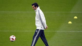 Pelatih sementara Real Madrid Santiago Solari saat memimpin sesi latihan pertama Real Madrid di pusat latihan tim, Valdebebas, Madrid, Spanyol, Selasa (30/10). [AFP/Gabriel Bouys]