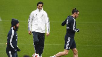 Pelatih sementara Real Madrid Santiago Solari saat memimpin sesi latihan pertama Real Madrid di pusat latihan tim, Valdebebas, Madrid, Spanyol, Selasa (30/10). [AFP/Gabriel Bouys]