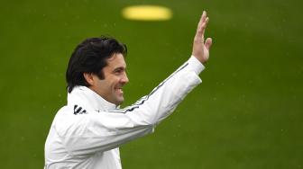 Pelatih sementara Real Madrid Santiago Solari saat memimpin sesi latihan pertama Real Madrid di pusat latihan tim, Valdebebas, Madrid, Spanyol, Selasa (30/10). [AFP/Gabriel Bouys]