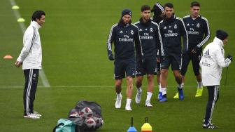 Pelatih sementara Real Madrid Santiago Solari saat memimpin sesi latihan pertama Real Madrid di pusat latihan tim, Valdebebas, Madrid, Spanyol, Selasa (30/10). [AFP/Gabriel Bouys]