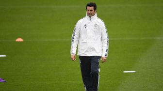 Pelatih sementara Real Madrid Santiago Solari saat memimpin sesi latihan pertama Real Madrid di pusat latihan tim, Valdebebas, Madrid, Spanyol, Selasa (30/10). [AFP/Gabriel Bouys]