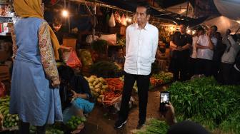 

Presiden Joko Widodo berbincang dengan warga saat memantau kebutuhan bahan pokok di Pasar Surya Kencana, Bogor, Jawa Barat, Selasa (30/10/2018). [ANTARA FOTO/Wahyu Putro] 