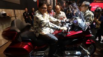 Menteri Perindustrian Airlangga Hartarto melihat motor di stand Yamaha saat  pembukaan Indonesia Motorcycle Show (IMOS) 2018 di Jakarta Convention Center (JCC), Jakarta, Rabu (31/10). [Suara.com/Muhaimin A Untung]