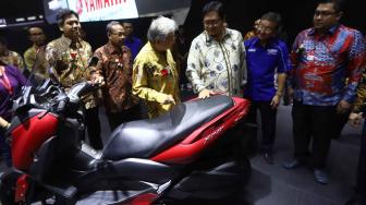 Menteri Perindustrian Airlangga Hartarto melihat motor di stand Yamaha saat  pembukaan Indonesia Motorcycle Show (IMOS) 2018 di Jakarta Convention Center (JCC), Jakarta, Rabu (31/10). [Suara.com/Muhaimin A Untung]