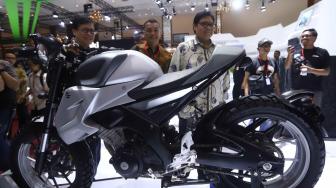 Menteri Perindustrian Airlangga Hartarto melihat motor di stand Suzuki saat  pembukaan Indonesia Motorcycle Show (IMOS) 2018 di Jakarta Convention Center (JCC), Jakarta, Rabu (31/10). [Suara.com/Muhaimin A Untung]