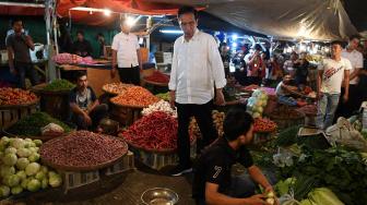 Presiden Joko Widodo berjalan diantara barang dagangan yang dijual saat memantau kebutuhan bahan pokok di Pasar Surya Kencana, Bogor, Jawa Barat, Selasa (30/10). [ANTARA FOTO/Wahyu Putro]