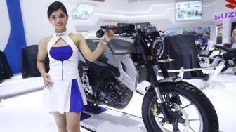 Sales Promotion Girls (SPG) atau model bersanding di samping motor pada pembukaan Indonesia Motorcycle Show (IMOS)2018 diikuti sejumlah produsen kendaraan  2018, JCC Senayan,  Jakarta, Rabu (31/10). [Suara.com/Muhaimin A Untung] 