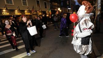 Warga mengenakan kostum hantu saat perayaan Halloween di kota Salem, Massachussets, Amerika Serikat, Rabu (31/10). [AFP/Joseph Prezioso]