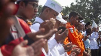 Ratusan warga dan tim gabungan evakuasi pesawat Lion Air JT 610 melakukan shalat ghaib dan doa bersama di perairan Karawang, Pantai Tanjung Pakis, Jawa Barat, Rabu (31/10).[ANTARA FOTO/M Ibnu Chazar]