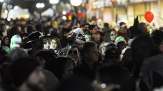 Warga mengenakan kostum hantu saat perayaan Halloween di kota Salem, Massachussets, Amerika Serikat, Rabu (31/10). [AFP/Joseph Prezioso]