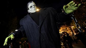 Warga mengenakan kostum hantu saat perayaan Halloween di kota Salem, Massachussets, Amerika Serikat, Rabu (31/10). [AFP/Joseph Prezioso]