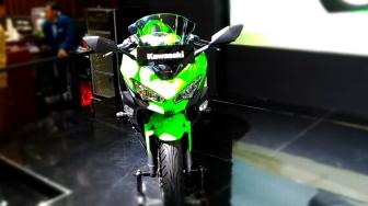 Dari IMOS 2018: New Ninja 250 Diskon Rp 5 Juta !