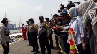 Penasaran dengan Sepatu Suami, Desi Datangi Posko Korban Lion Air