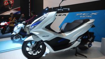 Sepeda motor konsep Honda PCX Electric dipamerkan di ajang Indonesia Motorcycle Show (IMOS) 2018 di Jakarta Convention Center (JCC) Senayan, Rabu (31/10/2018). IMOS 2018 digelar Kamis (1/11/2018). [Suara.com/Muhaimin A Untung]