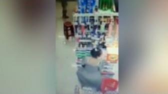 Tak Sadar CCTV, Ibu Ini Terekam Curi Susu di Toko