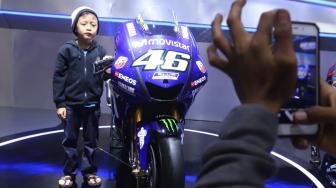 Pengunjung melihat motor Yamaha YZR M-1 di ajang Indonesia Motor Show (IMOS) 2018, JCC Senayan, Jakarta, Minggu (4/11). [Suara.com/Muhaimin A Untung] 