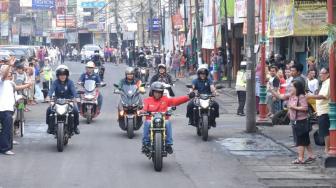 Presiden Joko Widodo mengendarai motor menuju Pasar Anyar, Tangerang, Banten, Minggu (4/11/2018). [Suara.com/Biro Pers Setpres/Kris]