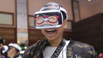 Seorang pengunjung bermain permainan balap motor menggunakan Virtual Reality di VR Corner saat pagelaran Indonesia Motorcycle Show (IMOS) 2018, JCC Senayan, Jakarta, Minggu (4/11/2018). [Suara.com/Muhaimin A Untung] 