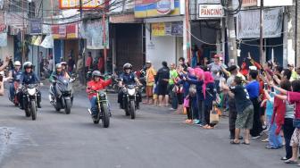 Presiden Joko Widodo mengendarai motor menuju Pasar Anyar, Tangerang, Banten, Minggu (4/11/2018). [Suara.com/Biro Pers Setpres/Kris]