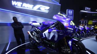 Pengunjung melihat motor Yamaha YZR M-1 di ajang Indonesia Motor Show (IMOS) 2018, JCC Senayan, Jakarta, Minggu (4/11). [Suara.com/Muhaimin A Untung] 