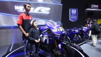 Pengunjung melihat motor Yamaha YZR M-1 di ajang Indonesia Motor Show (IMOS) 2018, JCC Senayan, Jakarta, Minggu (4/11). [Suara.com/Muhaimin A Untung] 