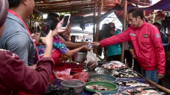 Presiden Joko Widodo berbincang bersama pedagang saat meninjau Pasar Anyar, Tangerang, Banten, Minggu (4/11/2018). [Suara.com/Biro Pers Setpres/Kris]