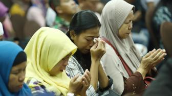 Keluarga korban jatuhnya pesawat Lion Air JT berdoa bersama usai konferensi pers paparan evakuasi pencarian korban di Crisis Center Hotel Ibis, Jakarta Timur, Senin (5/11). [Suara.com/Muhaimin A Untung] 