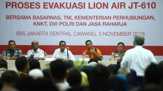 Keluarga korban jatuhnya pesawat Lion Air JT bertanya saat konferensi pers paparan evakuasi pencarian korban di Crisis Center Hotel Ibis, Jakarta Timur, Senin (5/11). [Suara.com/Muhaimin A Untung] 