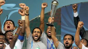 Pesepak bola Timnas Arab Saudi melakukan selebrasi kemenangan setelah mengalahakan Korea Selatan pada laga Final Piala Asia U-19 di Stadion Pakansari, Bogor, Jawa Barat, Minggu (4/11/2018). ANTARA FOTO/Yulius Satria Wijaya